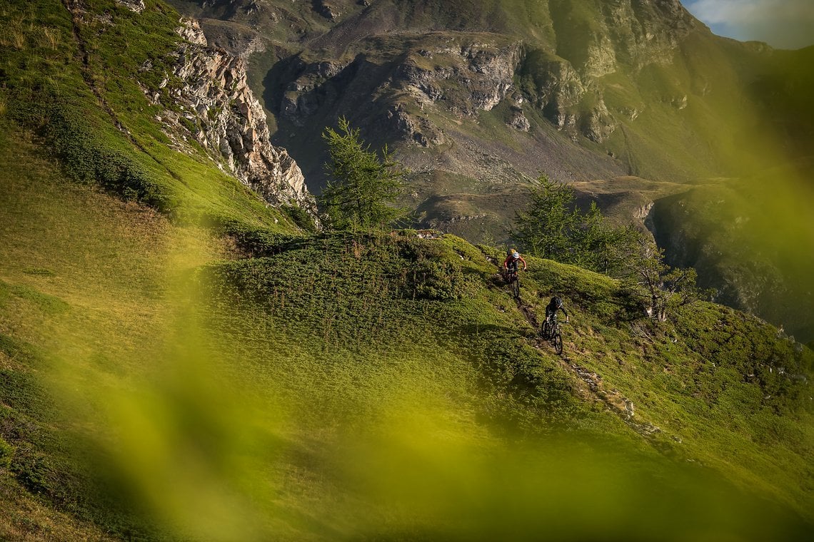 Auf Handtuchbreiten Trails haben Kathi & Olly viel Spaß bei ihrem E-Dventure im Aostatal