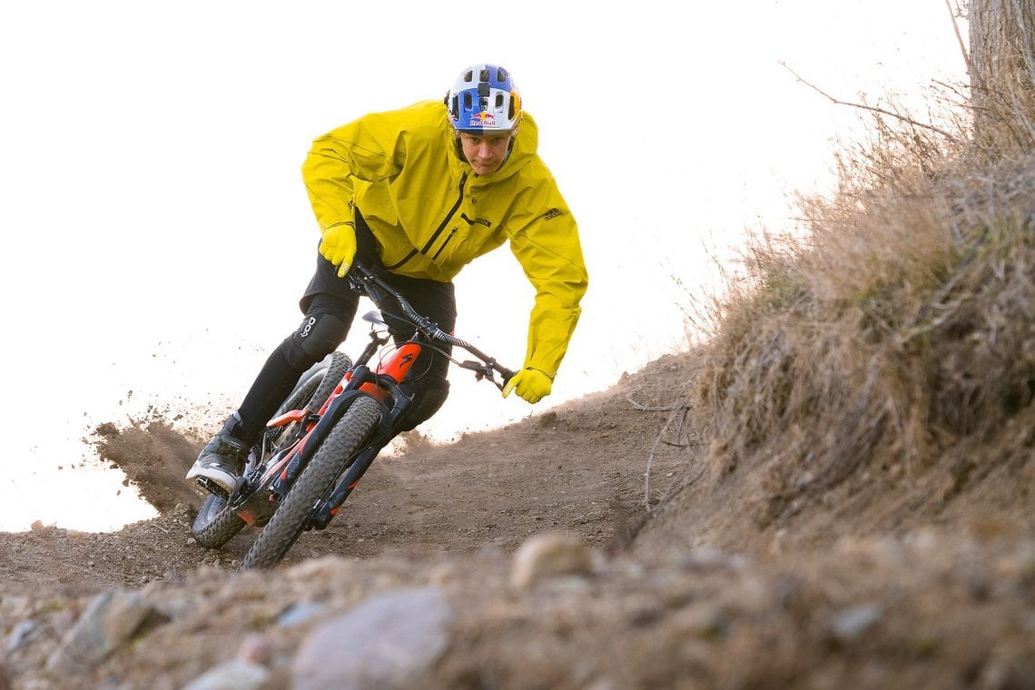 Martin Söderström lässt es auf seinem Specialized Levo krachen.