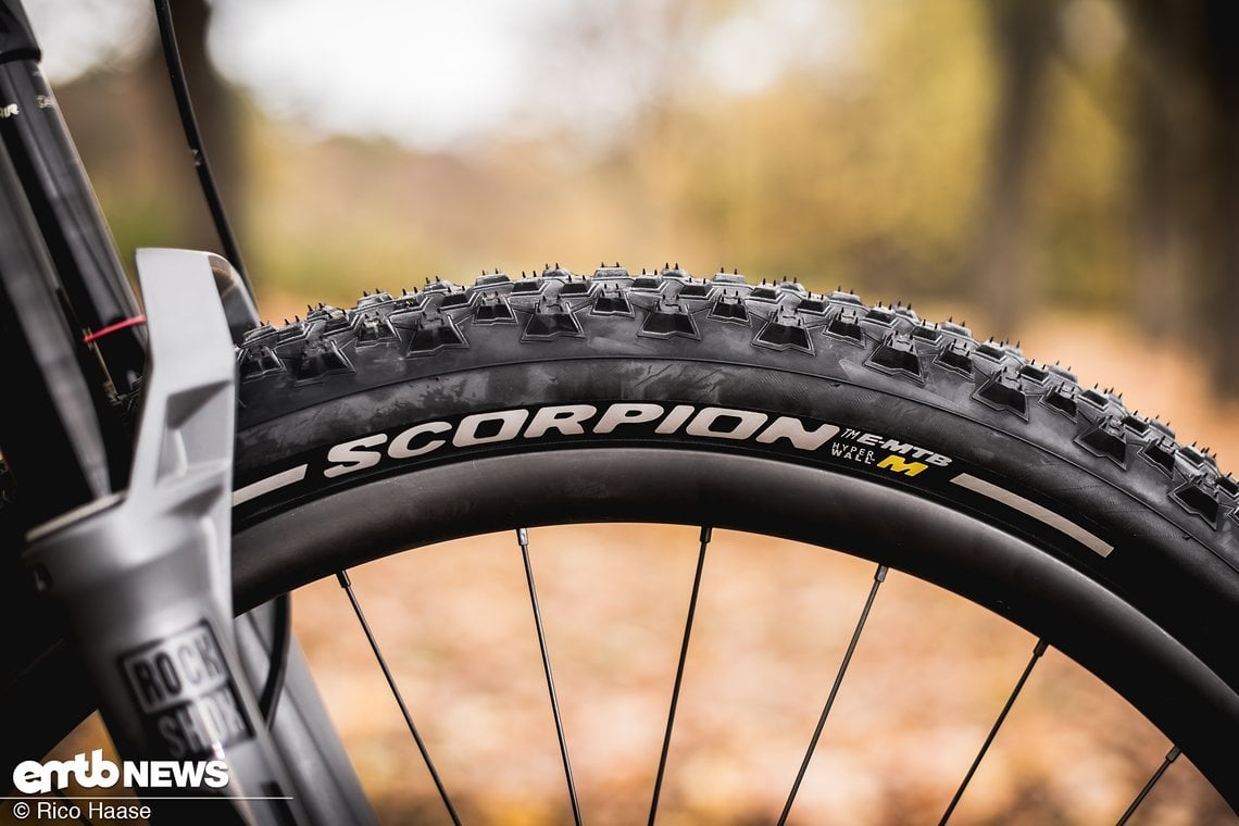 Das Vorderrad haben wir mit dem Pirelli Scorpion M bestückt