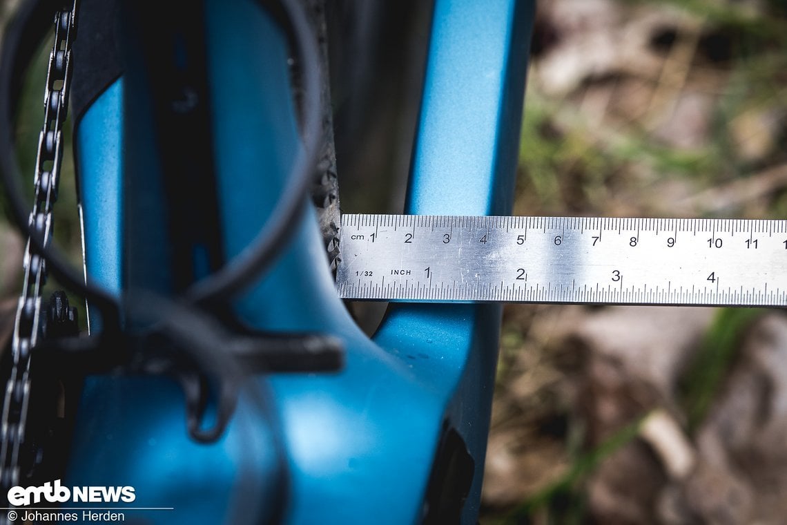 ... gut 17 mm beim Hinterreifen – Platz genug für Matsch und Dreck