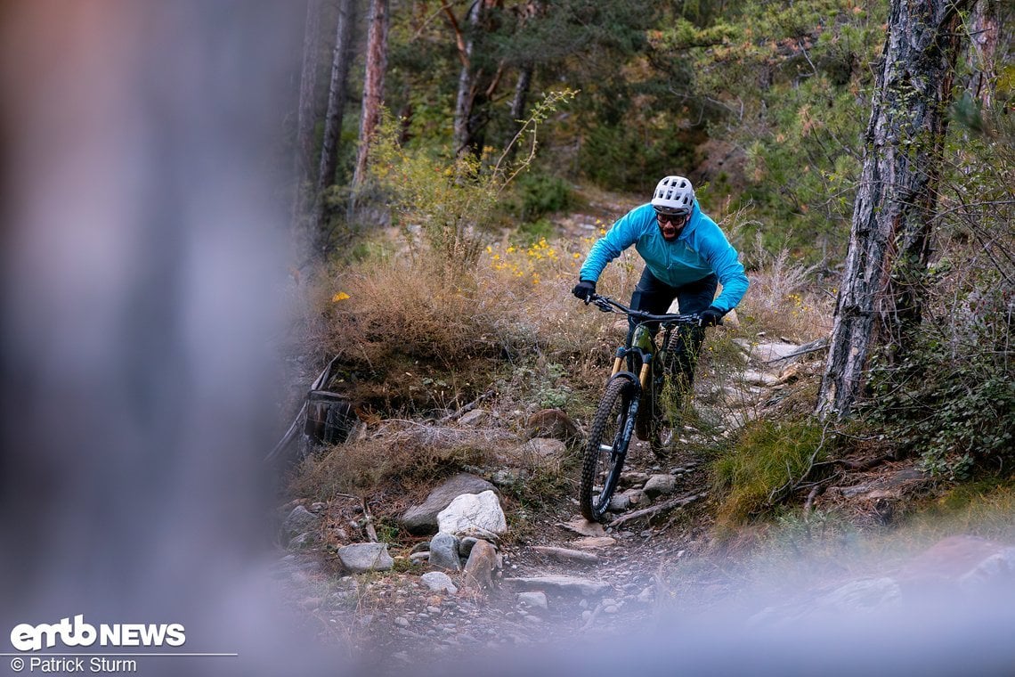 Neu im Test-Team und sichtlich happy, dass er die neuesten E-MTB über nice Trails jagen darf – Jonas Müssig.