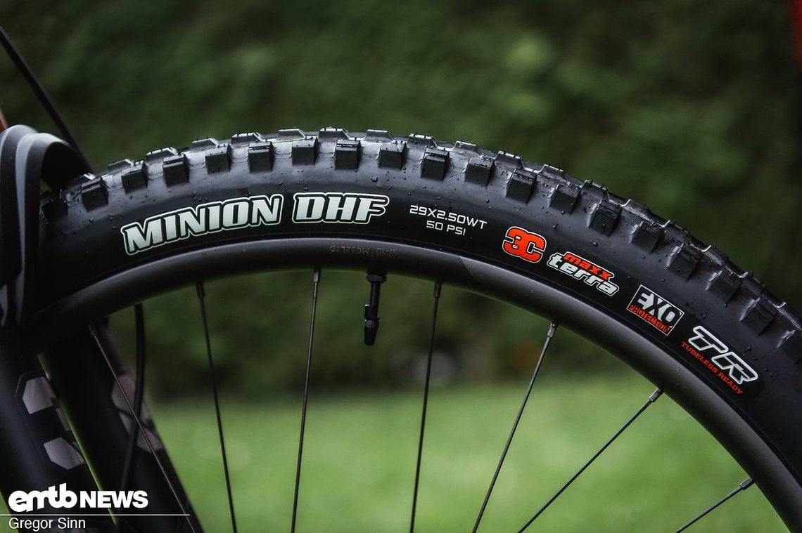 Unser Testbike war an der Front mit einem Maxxis Minion DHF-Reifen …