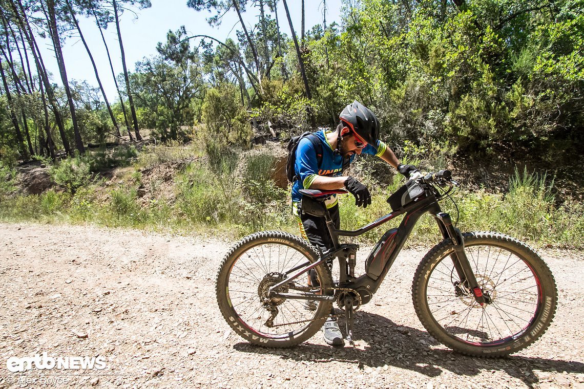 Am Ende von Stage 3 war die Qual offensichtlich. Staub, Hitze, Stages, Anstiege – auch mit dem E-Bike kein Zuckerschlecken.