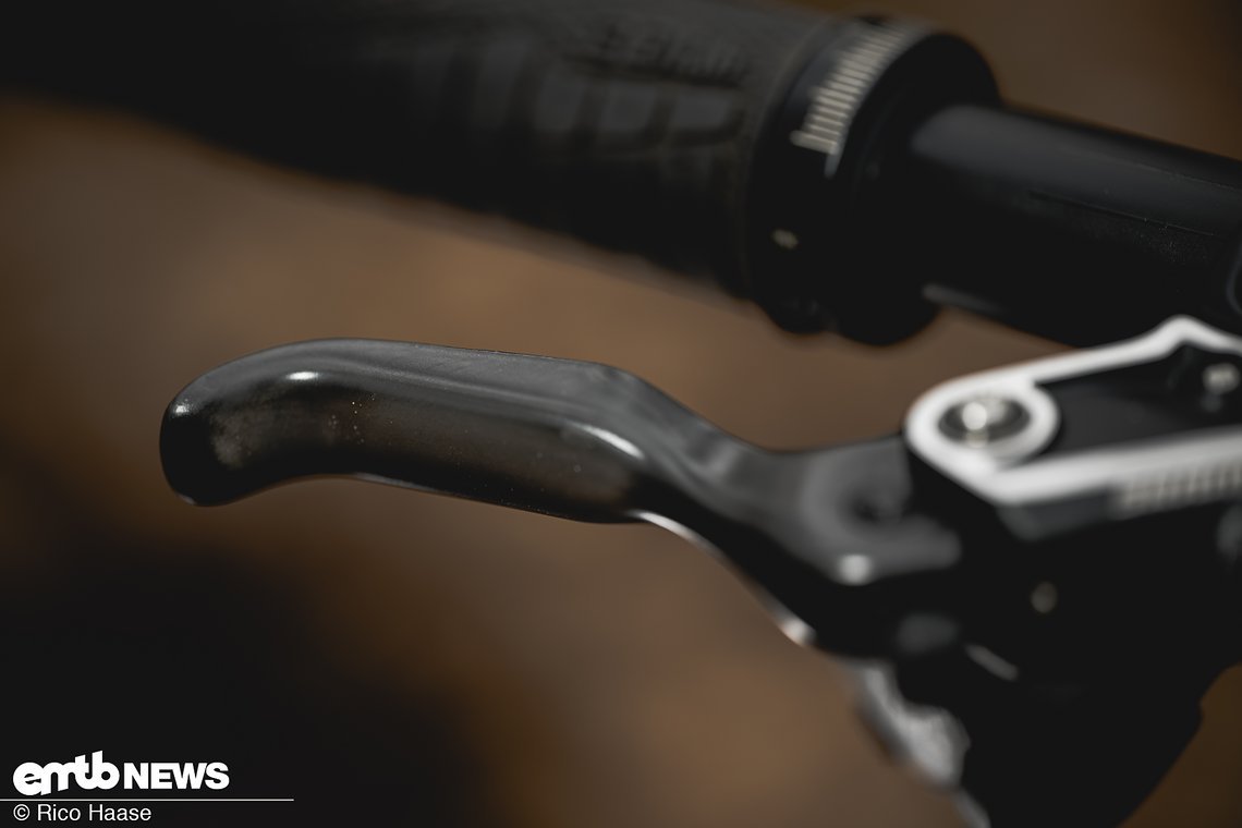 Der Bremshebel der SRAM Code Ultimate Stealth ist aus Carbon gefertigt und passt ergonomisch ausgezeichnet zu meinen Fingern.