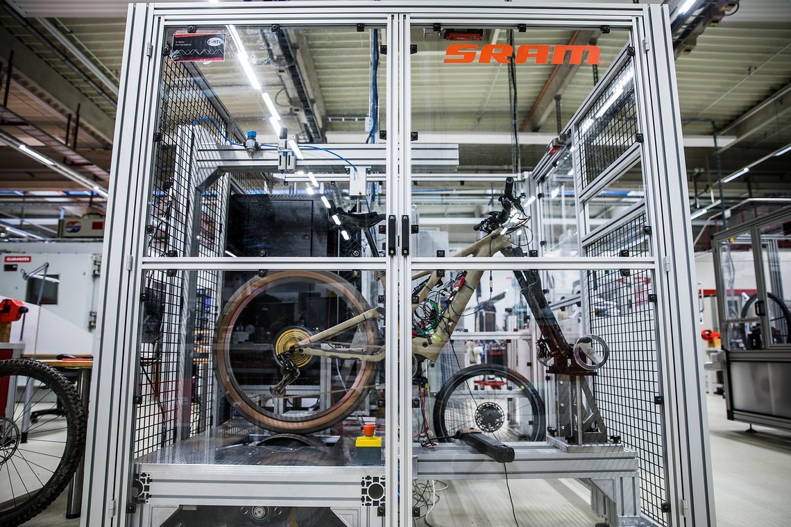 Für die Entwicklung des SRAM Eagle Powertrain musste sich das Ingenieurs-Team im Test Lab in Schweinfurt vollkommen neue Prüfstände erdenken und aufbauen.