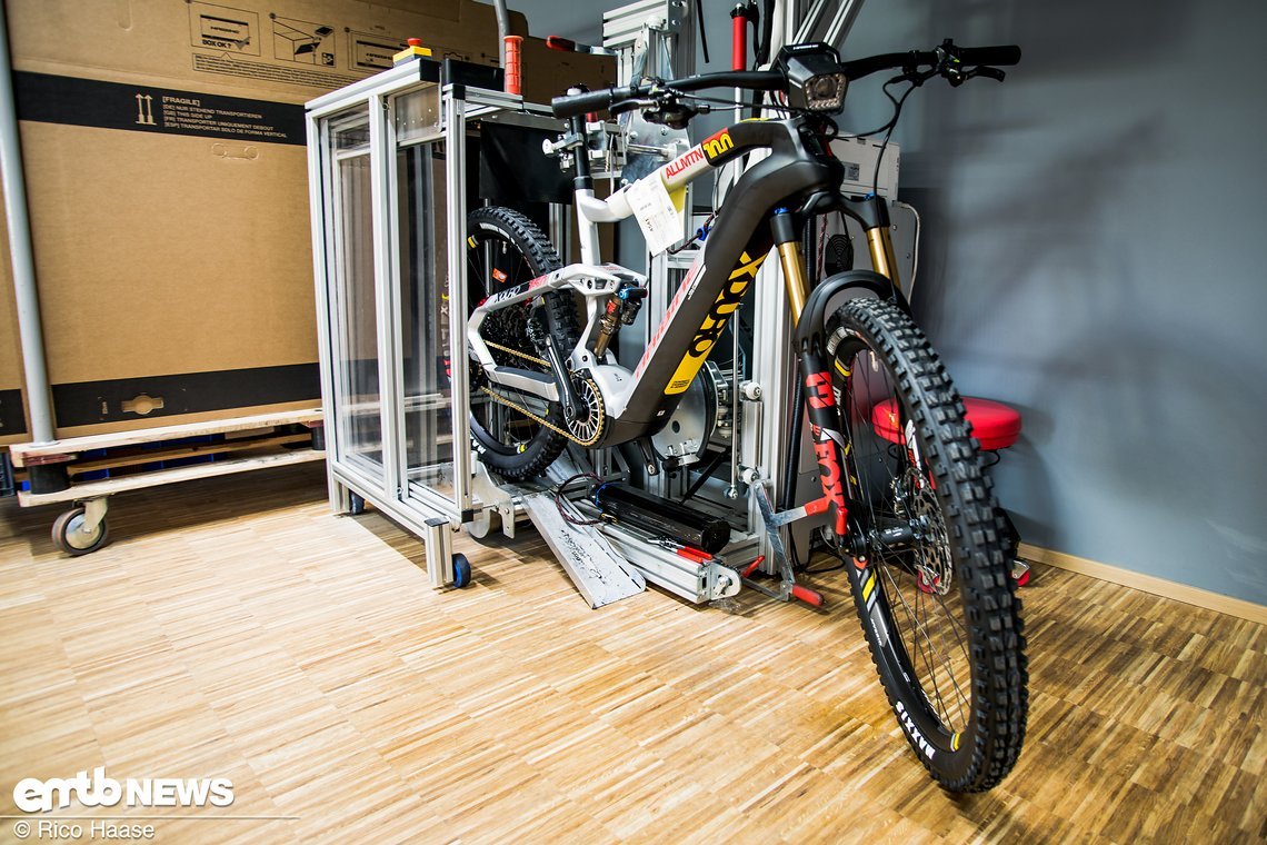 Das E-Bike wird eingespannt und mit ...