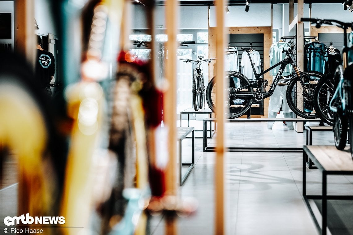 Im Showroom von Yeti gibt es jedes Bike der Marke und diverse Accessoires zu sehen.