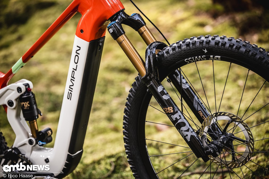 An der Front spendiert eine Fox 38 Factory mit Grip X2-Kartusche viel Komfort und 160 mm Federweg.