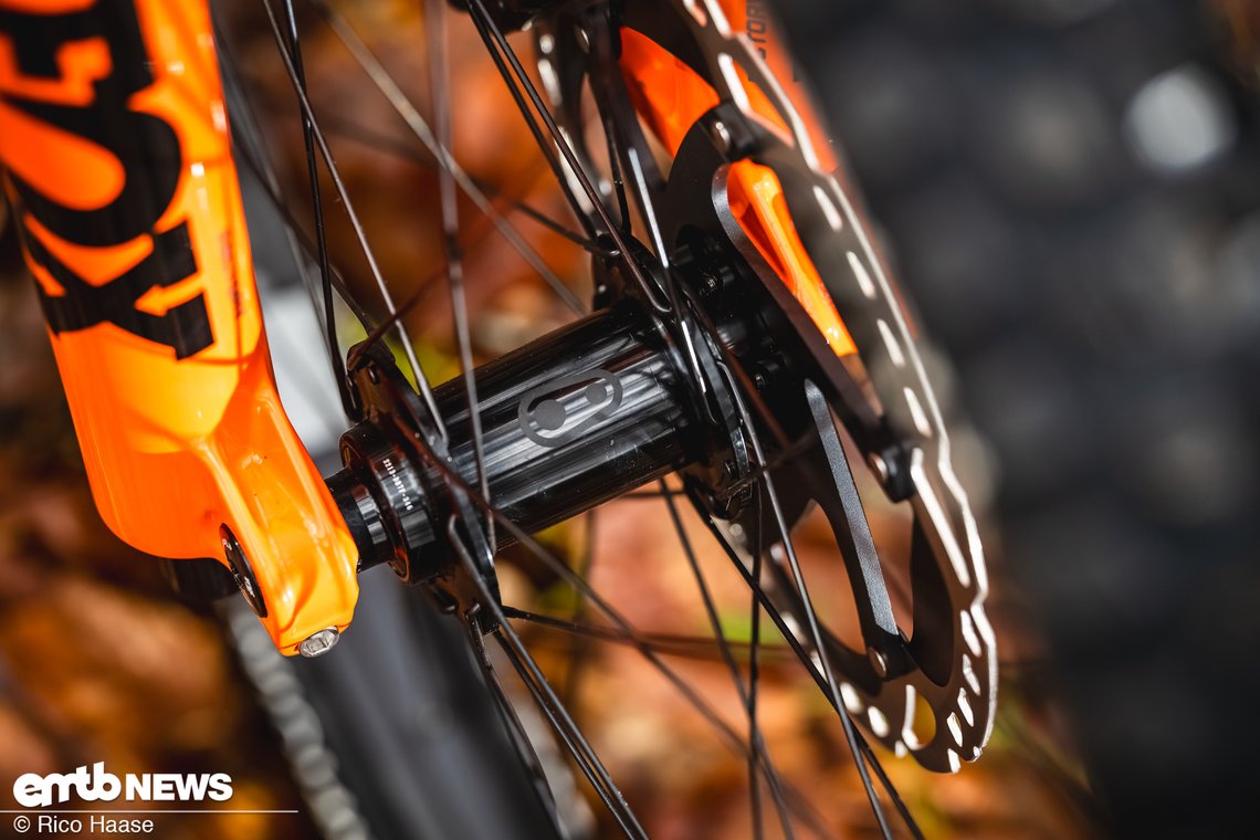 ... kommen Crankbrothers Synthesis-Laufräder mit Carbonfelgen zum Einsatz.