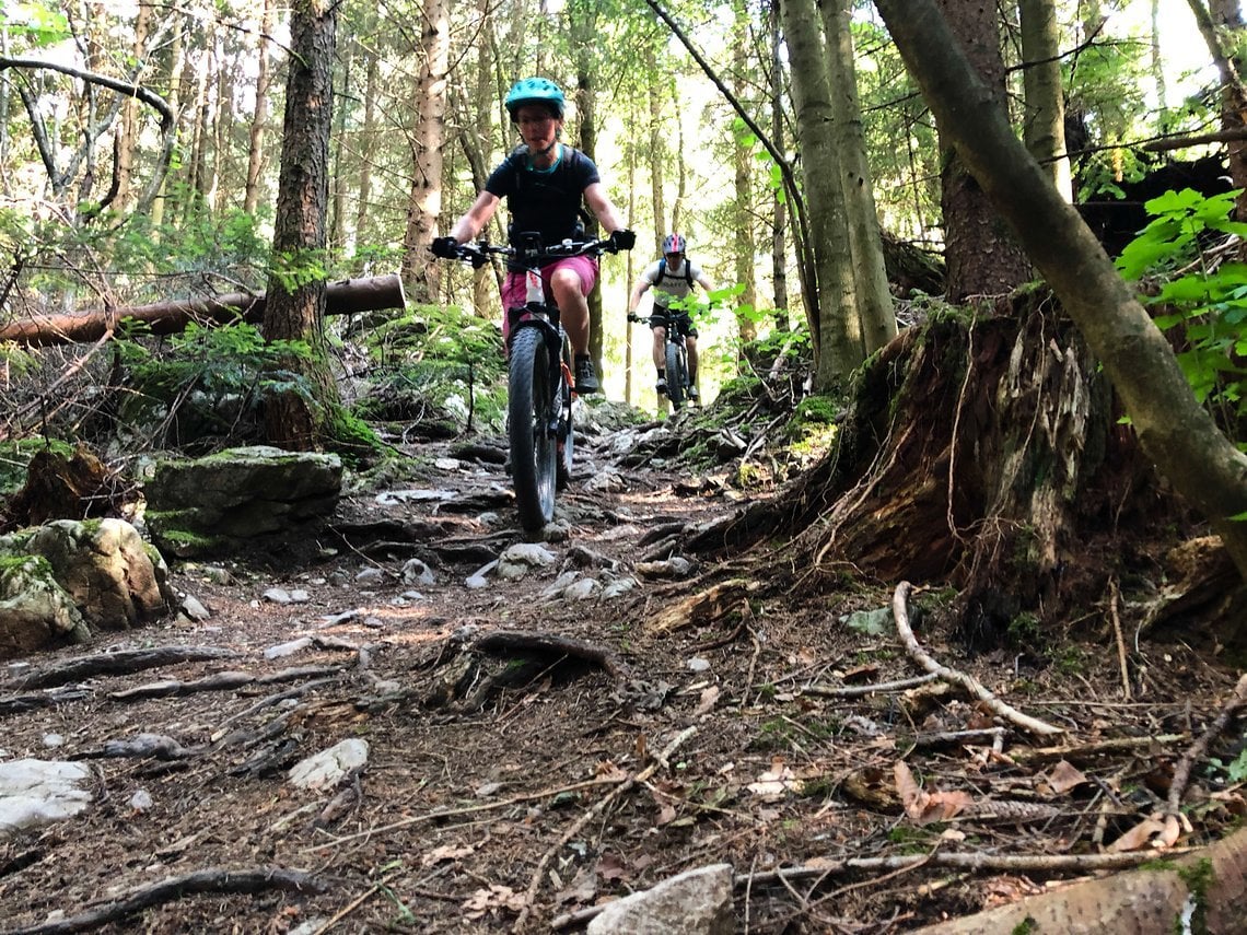 Steinig und wurzelig geht’s von der Staffn Alm ins Achental hinunter – perfekter Trailgenuss