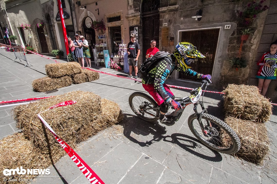 Stage 4 in der Altstadt, das klassische Enduro-Ziel im Ort, bot den Fahrern die perfekte Bühne, um der Bevölkerung den Radsport nahe zu bringen.