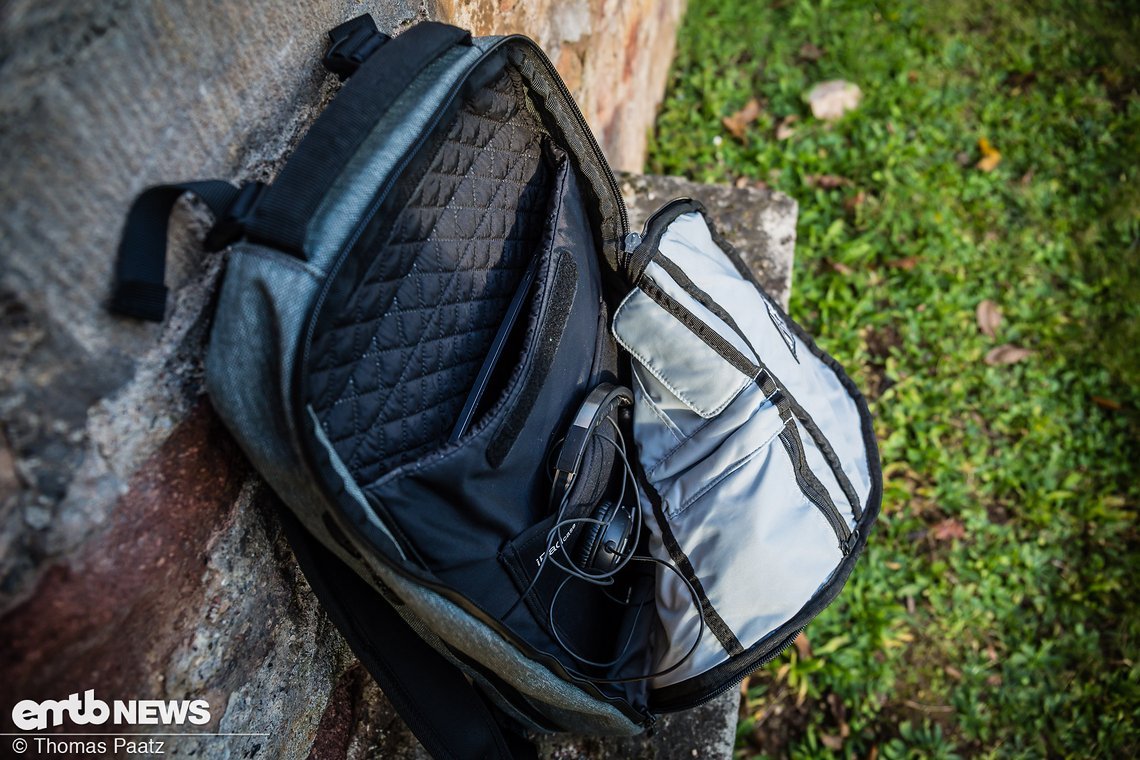 Gepolstertes Laptopfach, iPad-Fach aus Neopren und viele Organizer-Funktionen auf der Rückseite der Rucksackklappe