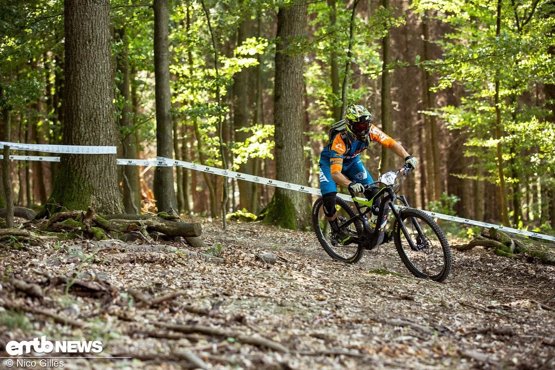 Oli pflügt mit seinem Specialized Levo den Waldboden von Wipperfürth um