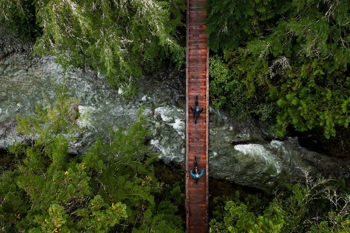 Mit der Drohne wird sogar eine Holzbrücke interessant.