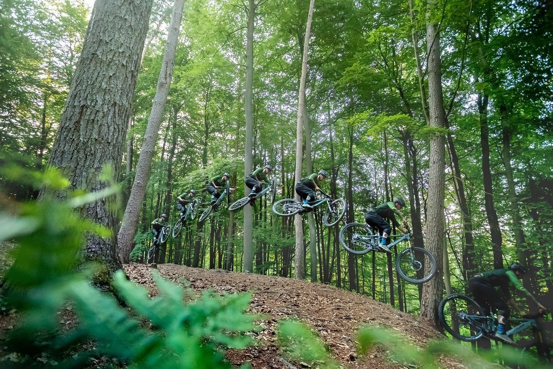 Solche Jumps sind mit dem geringen Federweg machbar, setzen aber eine solide Sprungtechnik voraus.