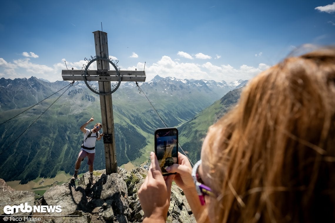 ... ein Selfie am Gipfelkreuz mit Panoramaview.