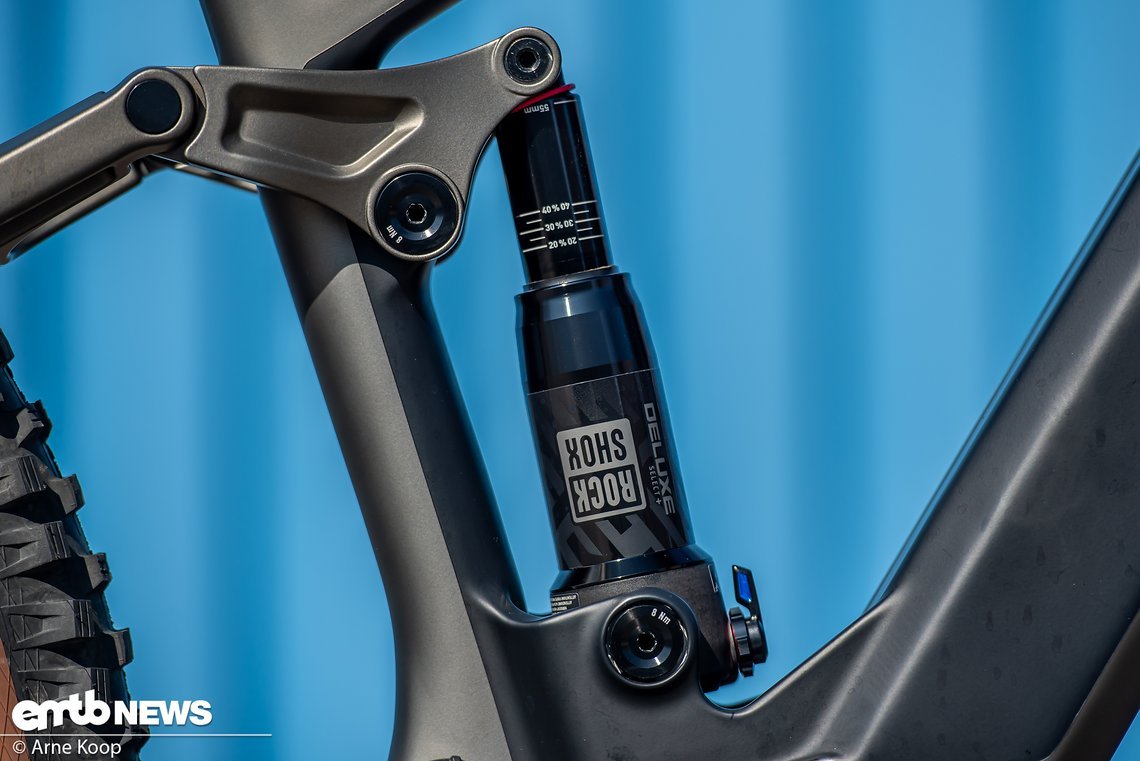 Die 150 mm Federweg am Heck werden vom RockShox Deluxe Select+ Dämpfer verwaltet.