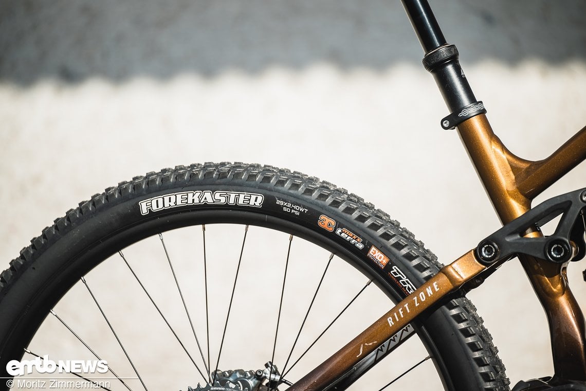 Eher speziell: Der Maxxis Forekaster am Hinterrad.