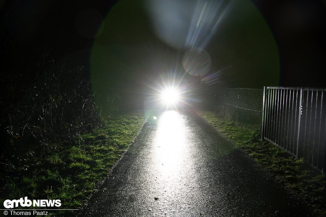 Mit eingeschaltetem Fernlicht wird der Frontscheinwerfer zur „privaten Sonne“ und macht die Nacht zum Tag.