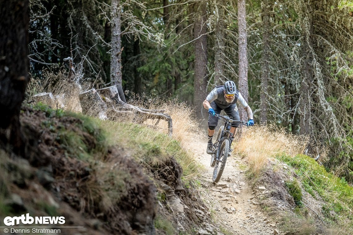 Trotz moderaten Federwegs von 140/130 mm lässt sich das Habit NEO schnell über den Trail scheuchen.