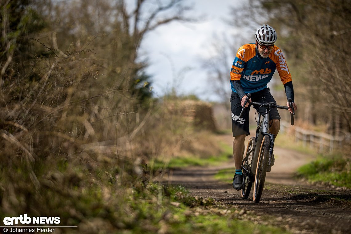 Mit dem Cannondale Topstone Neo gerne auch einmal ins Abseits.