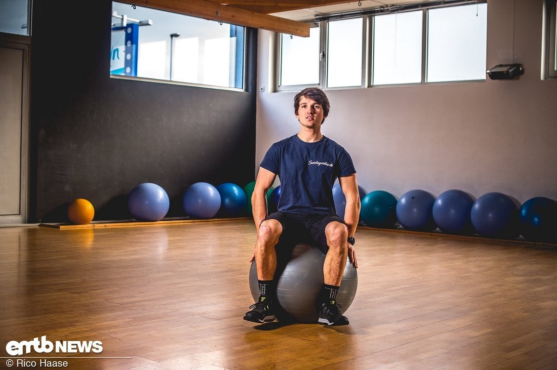 Ein Gymnastikball eignet sich hervorragend, um sein Körpergefühl durch kleine Ausgleichsbewegungen zu schulen.