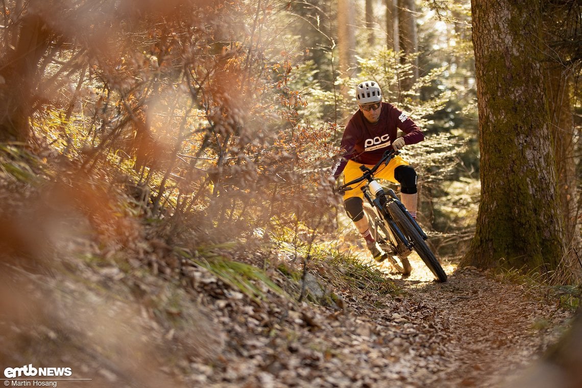 Die große Agilität, hervorgerufen durch die Mixed-Wheel-Auslegung, kaschiert das Gewicht von 25 kg auf dem Trail.