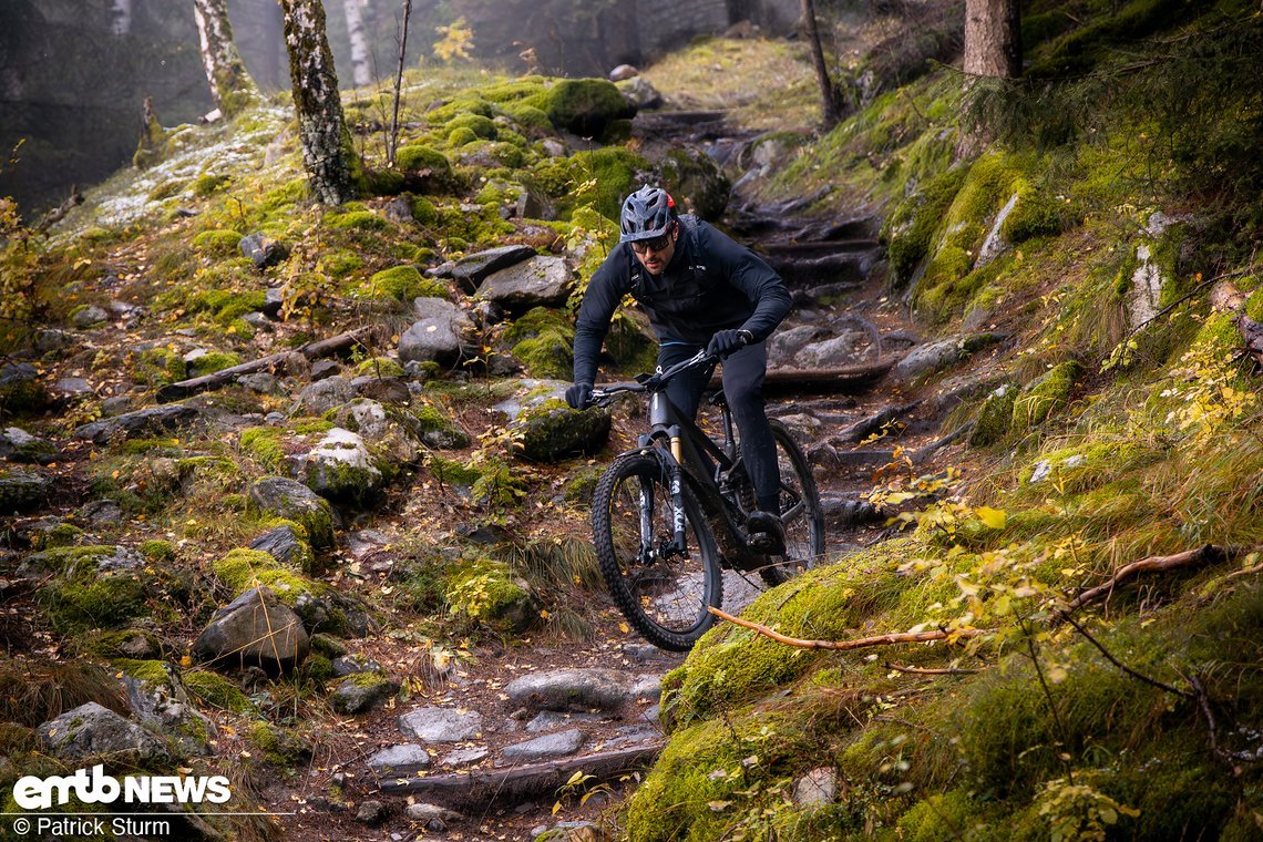 Den kleinen Nachteil der nicht ganz so weichen Gummischung lässt sich das Orbea nur in bestimmten Situationen anmerken