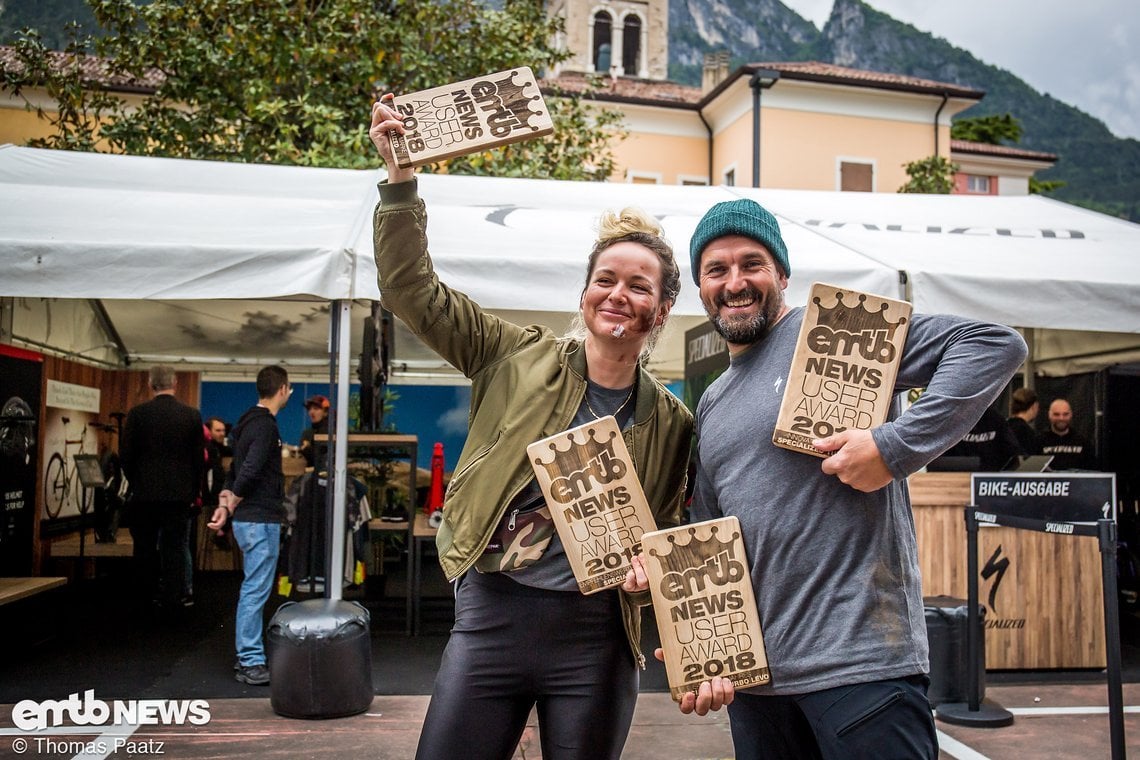 Jule und Basti von Specialized freuten sich riesig über die Trophäen