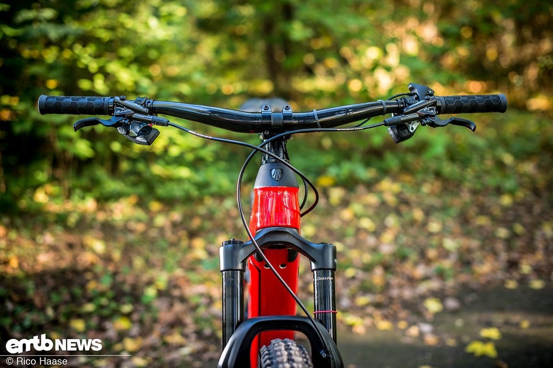 Dank SRAM AXS-Technologie ist das Cockpit rund um den hübschen Bontrager-Carbonlenker sehr clean und aufgeräumt