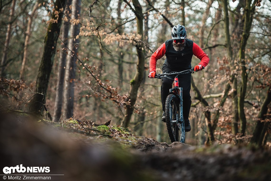 Der kleine Fazua Ride 50 Trail-Motor müht sich im Uphill redlich, kann aber nur wenig „Uphillflow“ entfalten.