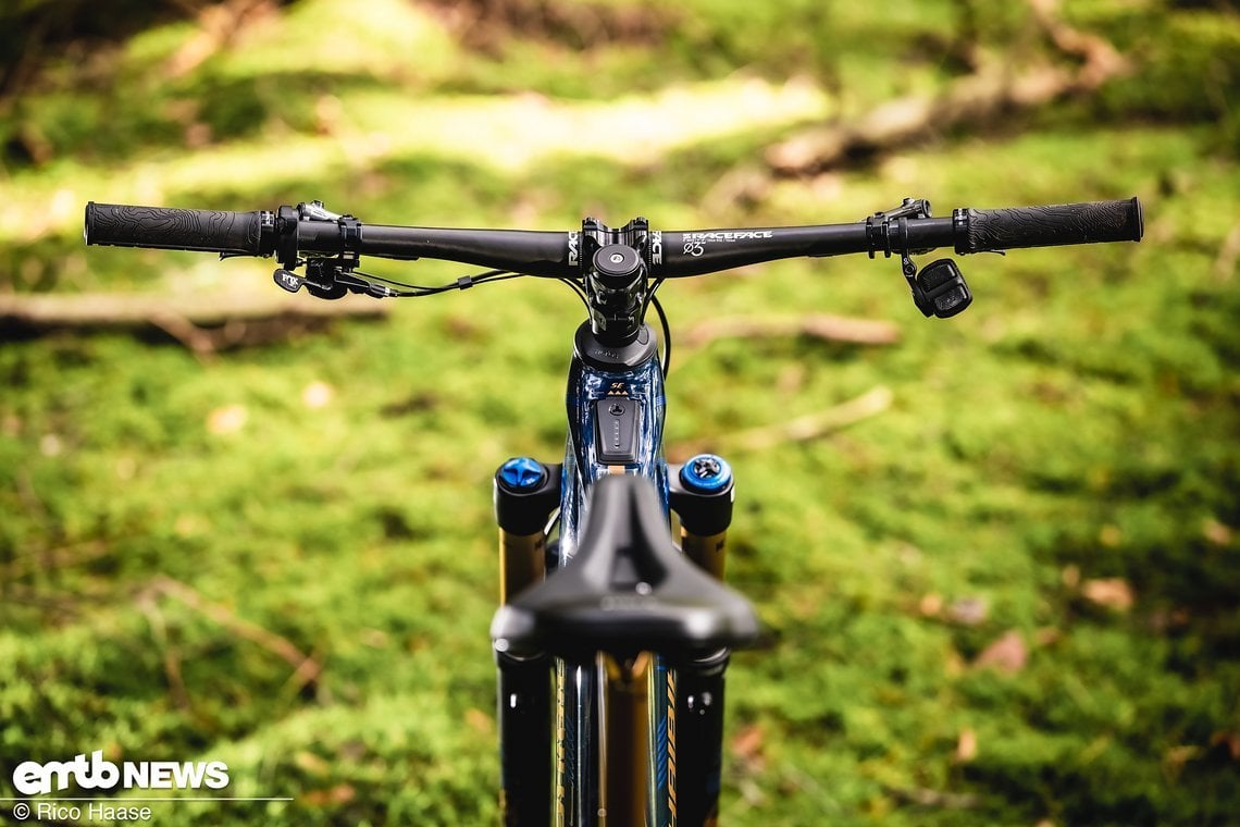 Durch die SRAM AXS-Funktechnologie kann auf diverse Kabel verzichtet werden, und das Cockpit wirkt cleaner und aufgeräumter.