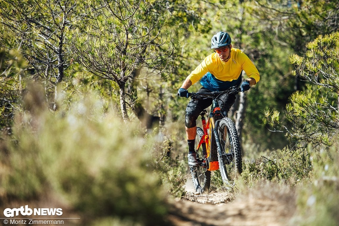 Um dieses E-MTB auf schmalen Trails zu manövrieren, benötigt es mitunter auch mal etwas mehr Körpereinsatz