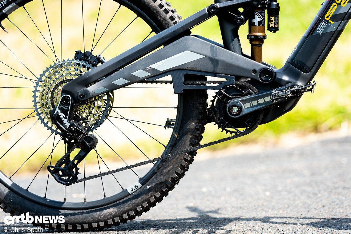 Rotwild liefert den SRAM X01 Transmission Antrieb mit Akku aus, ohne direkten Anschluss an die Hauptbatterie.