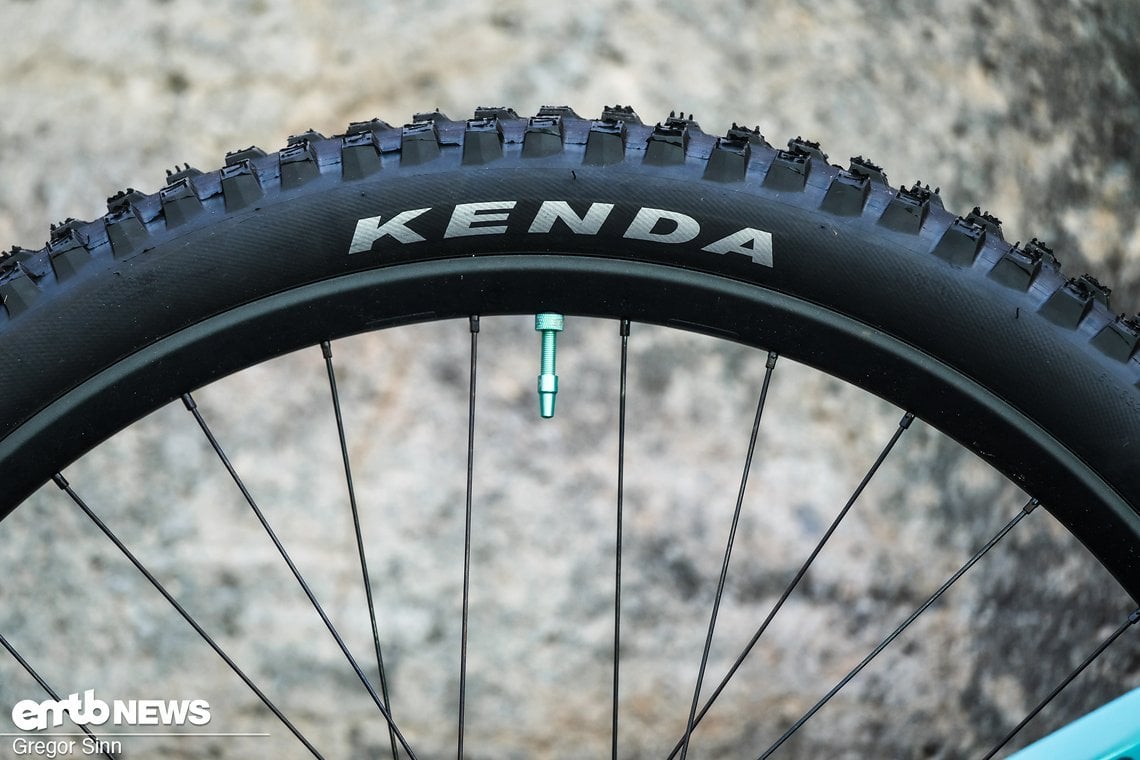 Die Reifen kommen von Kenda.