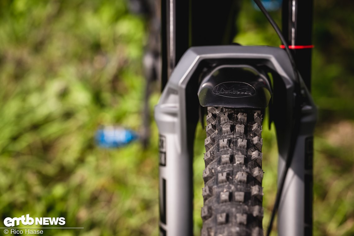Die Bolt-On-Version des Mudhugger EVO verzichtet auf unschöne Kabelbinder und ...