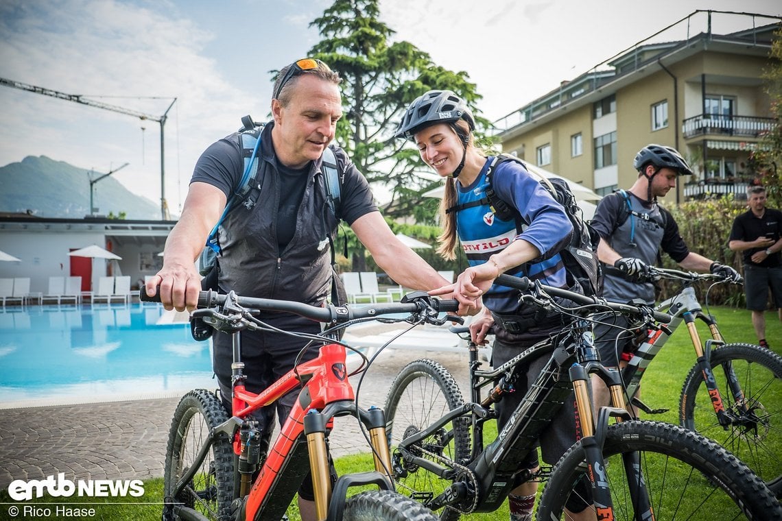 Susi von Rotwild erklärt einem Gast die Technik am E-Bike