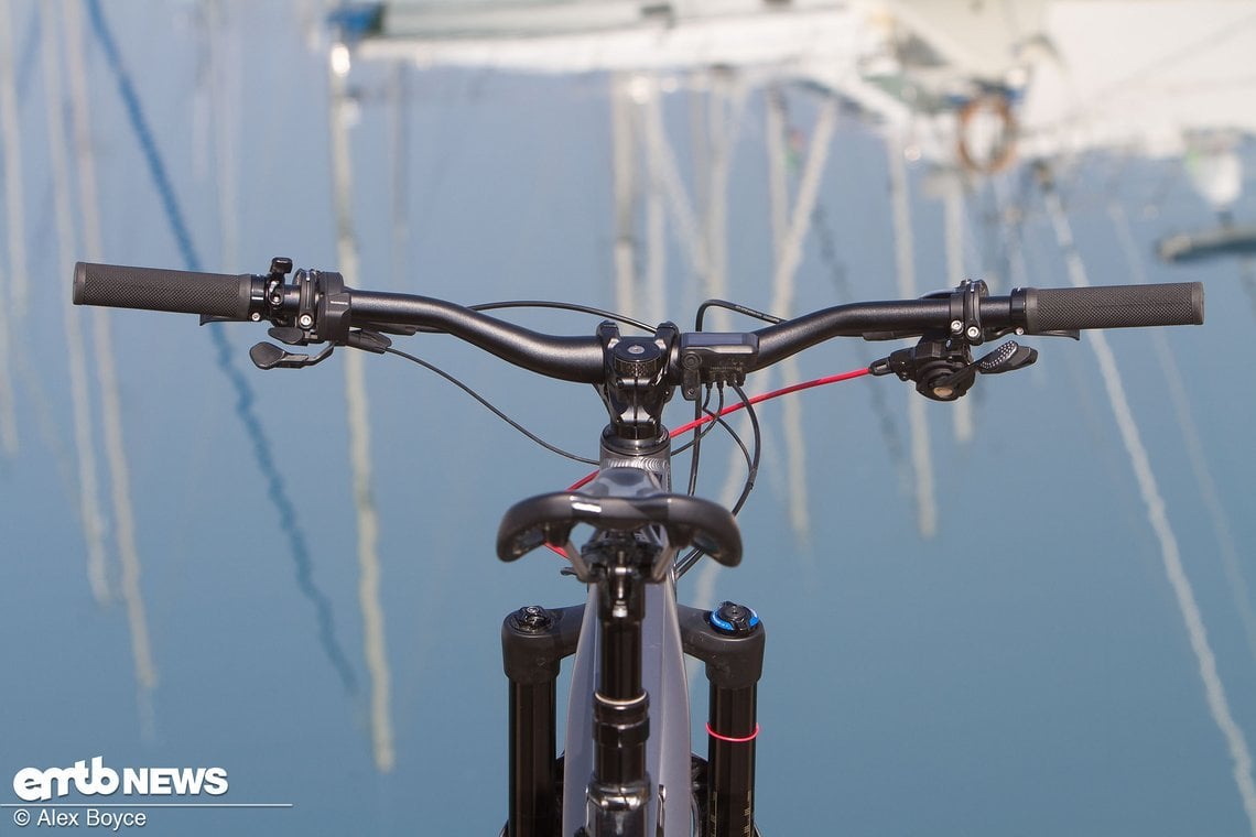 Das Cockpit mit einem Riser-Lenker