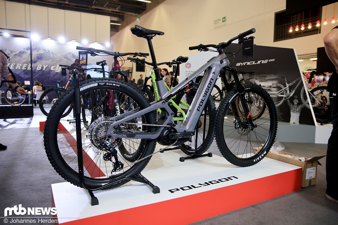 Auch Polygon setzt auf ein neues E-Enduro, dass ab August verfügbar sein soll. Das Clossus TLE setzt auf einen Carbon-Rahmen und 160/150 Federweg, dazu kommt der Bosch CX Gen5 zum Einsatz.