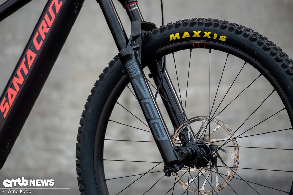 An der Front arbeitet eine RockShox Zeb Base mit 150 mm Federweg.