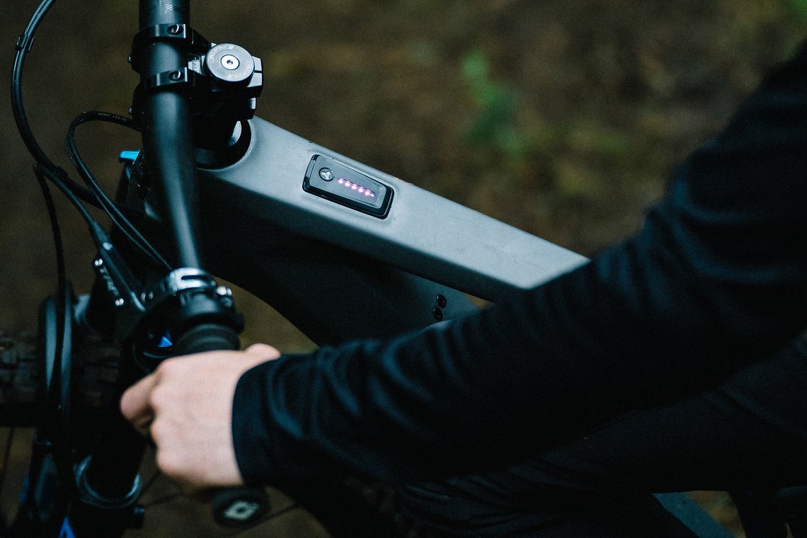 Allein am Lenker und auf dem Oberrohr verrät sich das Transition Relay als E-Bike