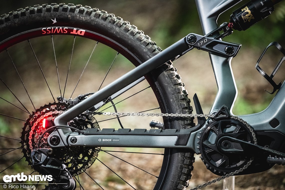 Der Viergelenker arbeitet sensibel und überaus plush.