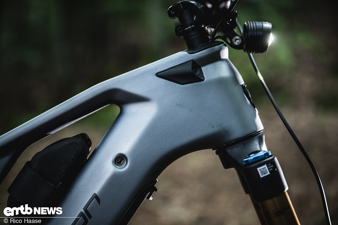 Der Carbonrahmen kommt mit Lufteinlässen am Headtube und ...