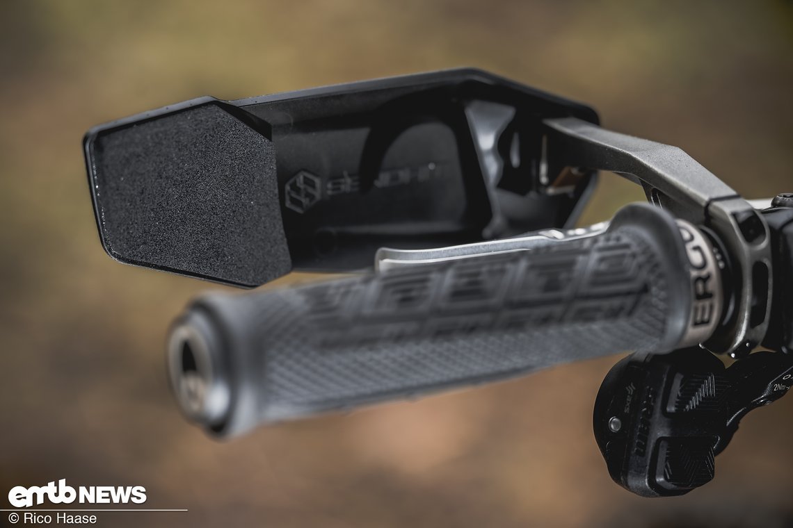 An der Innenseite befindet sich, wie bei den Handguards von Sendhit üblich, ein Pad aus stoßabsorbierendem Kunststoff, das die Hände noch besser schützen soll.