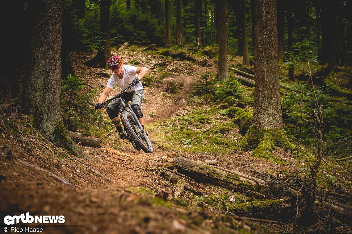 Das Gewicht von 24,4 Kilo fordert auf dem Trail eine aktive Fahrweise