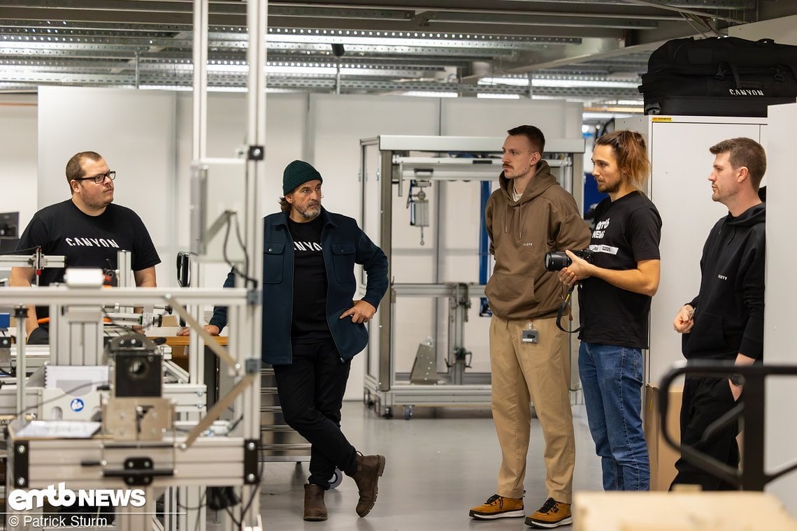 Hausaufgaben gemacht? Man merkt den Mitarbeitenden bei Canyon an, dass dieses Thema seine Spuren hinterlassen hat. Mit einer Vision geile Produkte zu bauen in eine solche Krise zu geraten, wünscht sich niemand.