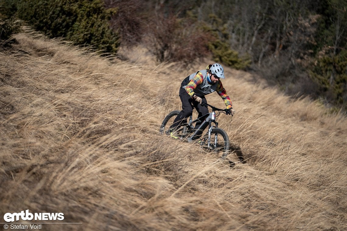 Attacke bergab – die Position auf dem E-MTB ist mit dem breiten 820-mm-Lenker sportlich tief..