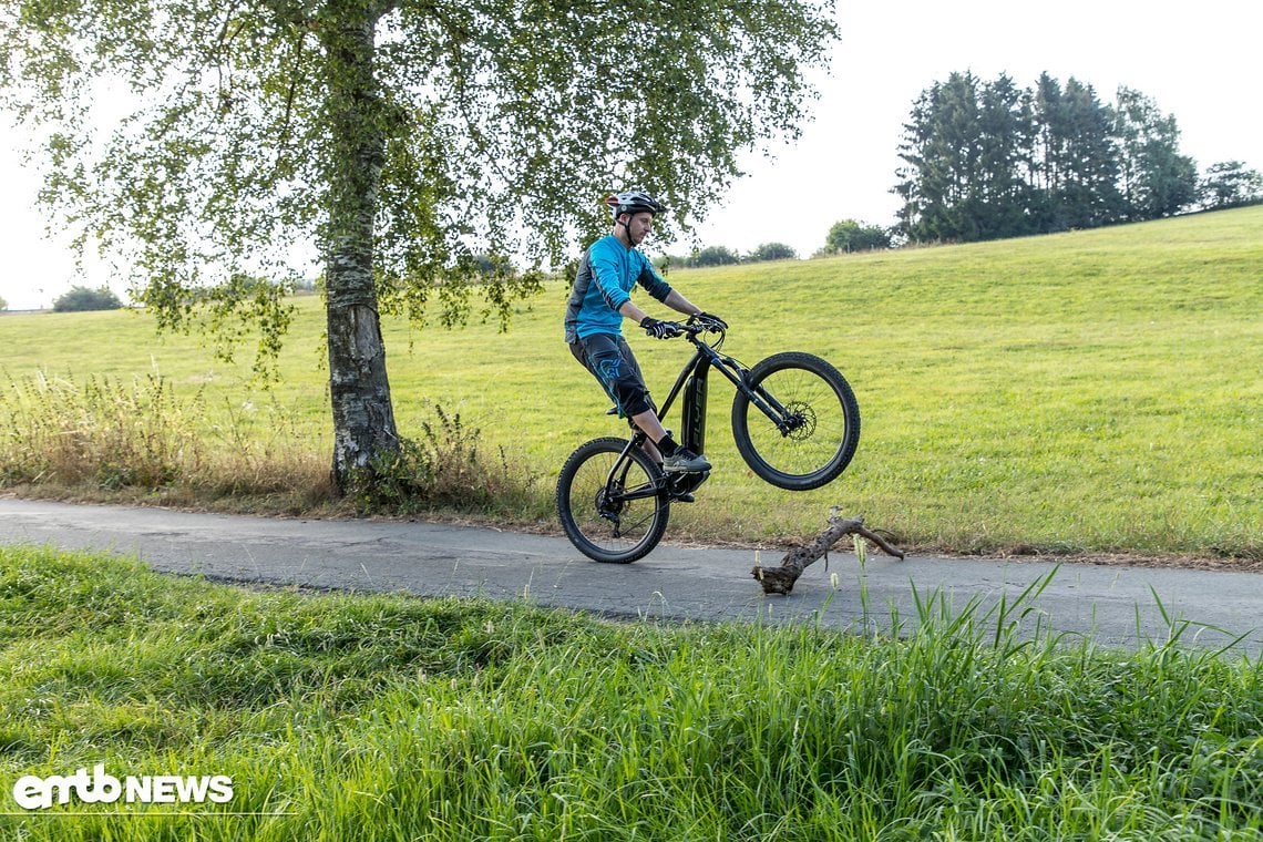 Füße in Pedale eingespannt, Körperspannung halten und nun nach oben abspringen. Das Hinterrad folgt Deiner Bewegung!