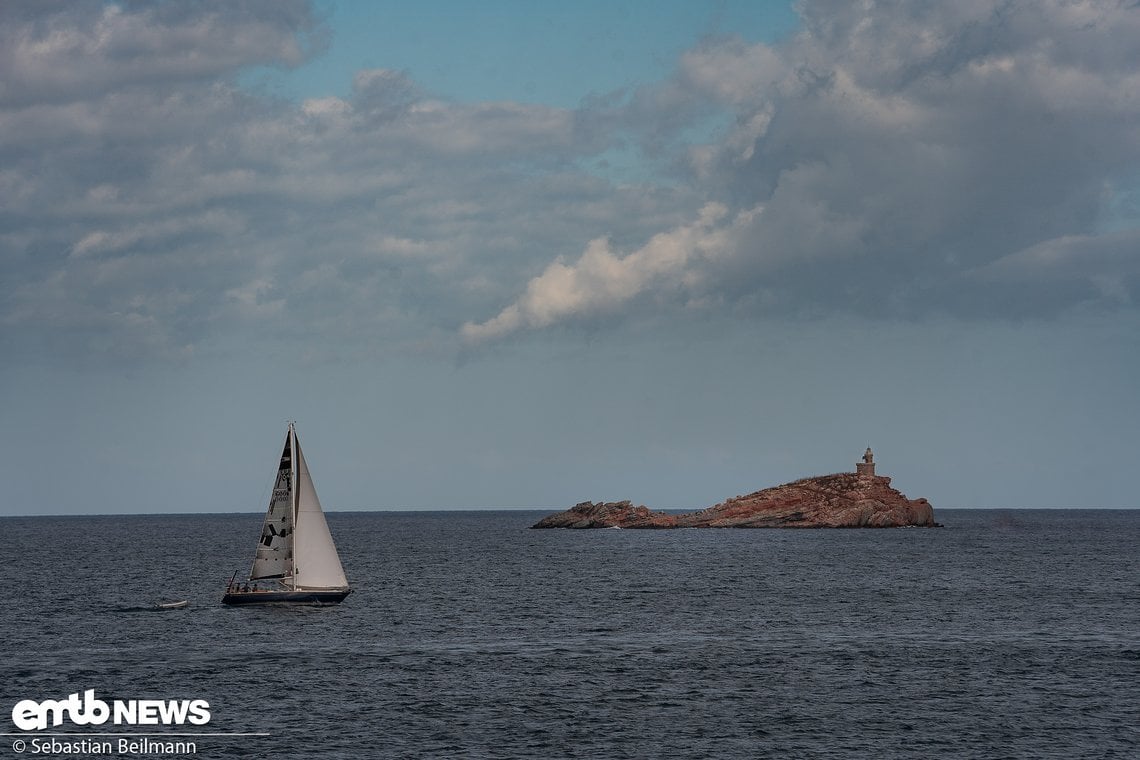 Auch mit dem Segelboot lässt sich Elba wunderbar erkunden