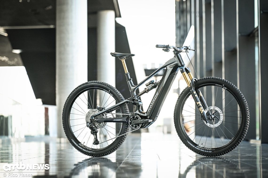 Mit dem Raymon Ravor hat der deutsche Hersteller ein vielversprechendes E-Bike im Portfolio.